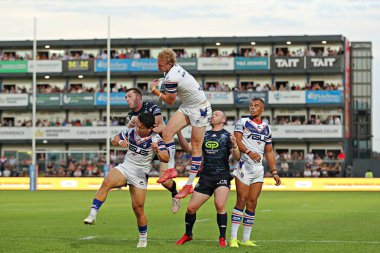 Wakefield Trinity 'den Lachlan Walmsley, 20 Haziran 2025' de Wakefield Kitchens Stadyumu 'nda oynanan 15' inci Betfred Süper Ligi karşılaşmasında yüksek bir top aldı.