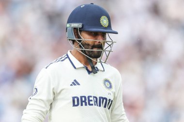 Hindistan 'dan Ravindra Jadeja, 1. Rothesay Test Maçı 2. Gün' de Hindistan 'a karşı Headingley Cricket Ground, Leeds, İngiltere 21 Haziran 2025' de kaybedildikten sonra oyun alanından ayrıldı.