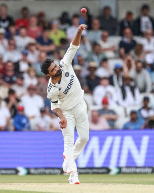 Hintli Ravindra Jadeja topu 1. Rothesay Test Maçı 'nda veriyor, 3. Gün İngiltere Hindistan' a karşı Headingley Kriket Sahası, Leeds, Birleşik Krallık, 22 Haziran 2025