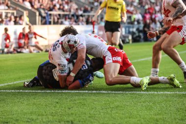 Leeds Rhinos 'tan Ryan Hall, Betfred Süper Lig' in 15. Turu 'nda St Helens - Leeds Rhinos maçında St. Helens, St Helens, İngiltere' de 20 Haziran 2025 'de oynanan deneme çizgisinden hemen önce St. Helens' li Harry Robertson tarafından ele geçirildi.