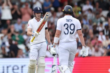 İngiltere 'den Harry Brook 1. Rothesay Test Maçı' nda yarım yüzyıl (50 koşu), 3. Gün İngiltere Hindistan 'a karşı Headingley Kriket Sahası' nda (Leeds, Birleşik Krallık, 22 Haziran 2025) kutluyor.