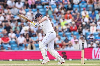 İngiltere 'den Harry Brook 1. Rothesay Test Maçı' nda 4 (4), İngiltere 'nin Hindistan' a karşı 3. gününde Headingley Cricket Ground, Leeds, Birleşik Krallık 'ta 22 Haziran 2025' de 4 (4) vuruş yaptı.