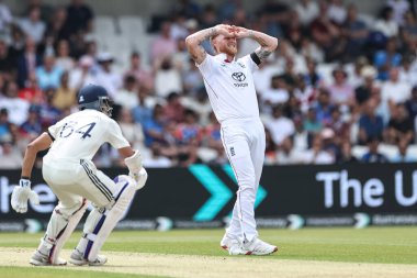 İngiltere kaptanı Ben Stokes 1. Rothesay Deneme Maçı 'nda tepki gösterdi. İngiltere Hindistan' a karşı Headingley Kriket Sahası, Leeds, İngiltere, 20 Haziran 2025