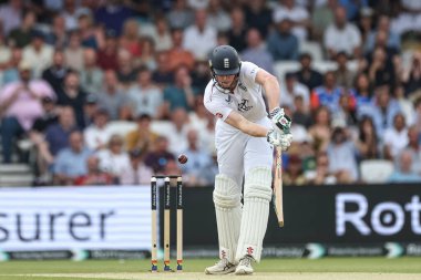 İngiltere 'den Zak Crawley topu Nair' in ellerine attı ve 1. Rothesay Test Maçı 2. Günü 'nde Hindistan' a karşı Headingley Kriket Sahası, Leeds, İngiltere 21 Haziran 2025 'de yakalandı.