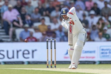 Hindistan kaptanı Shubman Gill 1. Rothesay Test Maçı 'nda Woakes' tan atılan ilk topun 4 'ü 2. İngiltere ile Hindistan arasındaki Headingley Cricket Ground, Leeds, İngiltere, 21 Haziran 2025