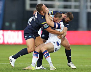 Wigan Warriors 'tan Kaide Ellis ve Wigan Warriors' tan Brad O 'Neill, Wakefield Trinity' den Max Jowitt ile oynadıkları 15. Betfred Süper Ligi karşılaşmasında Wakefield Trinity 'ye karşı Wigan Warriors, DIY Kitchens Stadyumu, Wakefield, İngiltere