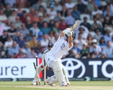 İngiltere 'den Ben Duckett, 1. Rothesay Test Maçı 2. Günü' nde Hindistan 'a karşı Headingley Cricket Ground, Leeds, İngiltere 21 Haziran 2025' de Hintli Jasprit Bumrah tarafından şaşkına çevrildi.