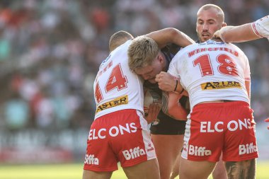 Leeds Rhinos 'tan James McDonnell, St. Helens' ten Moses Mbye ve St. Helens 'den Jake Wingfield tarafından oynanan 15. Betfred Süper Ligi karşılaşmasında, St Helens - Leeds Rhinos arasındaki Wicked Stadyumu, St Helens, İngiltere, 20 Haziran 2025 karşılaşmasında yenildi.