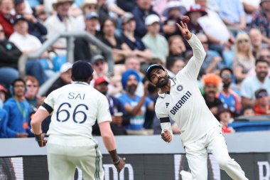 Hindistan 'dan Ravindra Jadeja topu İngiltere' den Jamie Smith 'ten aldı. Sınır çizgisini geçti ve topu Hindistan' dan Sai Sudharsan 'ın ellerine attı.