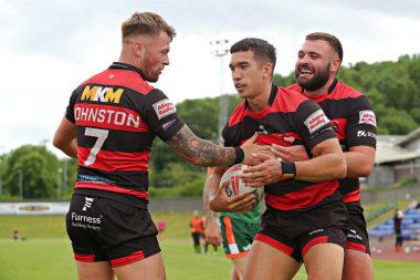 Barrow Raiders takımından Tee Ritson, 22 Haziran 2025 'te Güney Leeds Stadyumu' nda oynanan Betfred Şampiyonluk maçında Hunslet RLFC ve Barrow Raiders karşılaşmasını kutluyor.