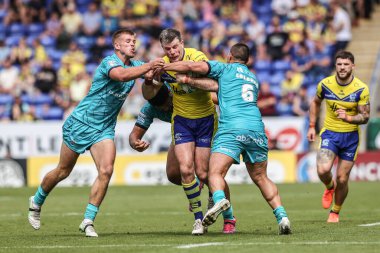 Warrington Wolves 'tan Lachlan Fitzgibbon, Huddersfield Giants' tan Tui Lolohea ve Huddersfield Giants 'tan Harry Rushton tarafından oynanan Betfred Süper Lig karşılaşmasında, Halliwell Jones Stadyumu' nda Warrington Wolves ve Huddersfield Giants maçında yenildi.