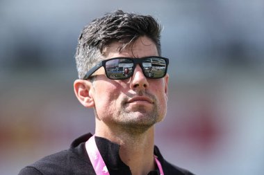 Sir Alastair Cook 'un güneş gözlüğündeki Headingley Cricket Ground' un 1. Rothesay Test Maçı 2. Gün 'de Hindistan' a karşı Headingley Cricket Ground, Leeds, Birleşik Krallık 'ta 21 Haziran 2025' te oynanan karşılaşmasında yansıması.