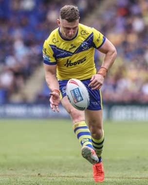Warrington Wolves 'tan George Williams, 21 Haziran 2025' te İngiltere 'nin Warrington şehrinde oynanan Halliwell Jones Stadyumu' nda oynanan Warrington Wolves-Huddersfield Giants maçında topu deneme çizgisine doğru atıyor.