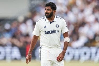 Hintli Jasprit Bumrah topu 1. Rothesay Test Maçı 'nda cilalıyor, 3. Gün İngiltere Hindistan' a karşı Headingley Kriket Sahası, Leeds, Birleşik Krallık, 22 Haziran 2025