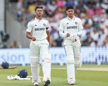 Yashasvi Jaiswal ve Hindistan kaptanı Shubman Gill, 1. Rothesay Test Maçı 'nda içki molası verdi. 1. İngiltere Hindistan' a karşı Headingley Kriket Sahası, Leeds, İngiltere, 20 Haziran 2025