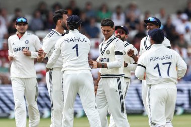 Hindistan 1. Rothesay Test Maçı 'nda İngiltere' nin Ollie Pope kalesini kutluyor, 3. Gün İngiltere Hindistan 'a karşı Headingley Kriket Sahası, Leeds, Birleşik Krallık, 22 Haziran 2025