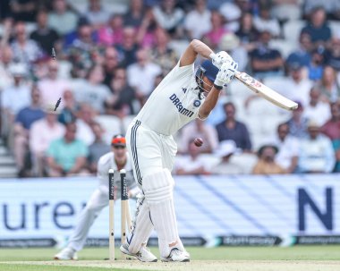 Hindistan 'dan Yashasvi Jaiswal, İngiltere kaptanı Ben Stokes tarafından 1. Rothesay Test Maçı' nda Hindistan 'a karşı Headingley Cricket Ground, Leeds, Birleşik Krallık, 20 Haziran 2025' de oynanan karşılaşmada şaşkına çevrildi.