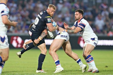 Wakefield Trinity 'den Jack Croft, Wigan Warriors' tan Luke Thompson 'ı 15. Betfred Süper Ligi karşılaşmasında yendi. Wakefield Trinity, Wigan Warriors' a karşı DIY Kitchens Stadyumu, Wakefield, İngiltere, 20 Haziran 2025