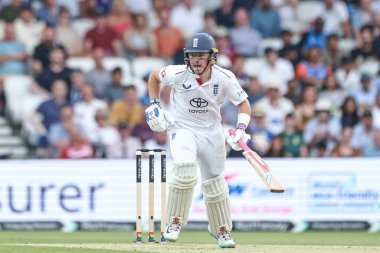 İngiltere 'nin Ollie Pope' u 1. Rothesay Test Maçı 2. İngiltere Hindistan 'a karşı Headingley Kriket Sahası, Leeds, Birleşik Krallık, 21 Haziran 2025' de iki koşu yaptı.