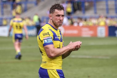 Warrington Wolves 'tan Sam Powell, 21 Haziran 2025' te İngiltere 'nin Warrington kentinde oynanan Betfred Süper Lig maçında Warrington Wolves' a karşı Huddersfield Giants maçında taraftarları alkışlıyor.