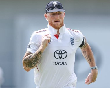 İngiltere kaptanı Ben Stokes, 1. Rothesay Deneme Maçı 'nda topu takip ediyor. İngiltere Hindistan' a karşı Headingley Kriket Sahası, Leeds, İngiltere, 20 Haziran 2025