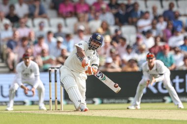 Hindistan 'dan Rishabh Pant, 1. Rothesay Test Maçı 1. Günü' nde Hindistan 'a karşı Headingley Cricket Ground, Leeds, İngiltere, 20 Haziran 2025' de 4 'e yükseldi ve yarım yüzyılını tamamladı.