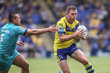 Warrington Wolves 'tan Marc Sneyd, Huddersfield Giants' tan Tui Lolohea 'dan, Warrington Wolves - Huddersfield Giants maçının 15. raundunda, Warrington, İngiltere' deki Halliwell Jones Stadyumu 'nda, Warrington' daki