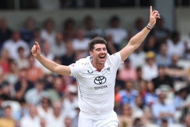 İngiltere 'nin Josh Dili Hindistan' ın Rishabh Pant 'ını 1. Rothesay Test Maçı 2. Gün' de İngiltere Hindistan 'a karşı Headingley Kriket Sahası, Leeds, Birleşik Krallık, 21 Haziran 2025' de LBW 'de kutluyor.