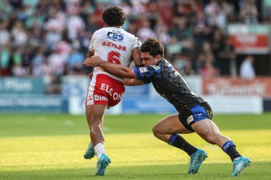 St. Helens 'in Tristan Sailor' u Leeds Rhinos takımından Brodie Croft 15. Betfred Süper Ligi karşılaşmasında St Helens - Leeds Rhinos maçında St.Helens - Wicked Stadyumu, St Helens, Birleşik Krallık, 20 Haziran 2025