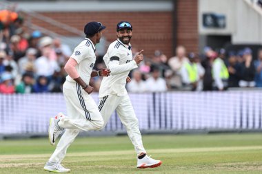 Hindistan 'dan Sai Sudharsan ve Hindistan' dan Ravindra Jadeja, 1. Rothesay Test Maçı 'nda İngiltere' den Jamie Smith 'i yakalama çabalarını kutluyorlar. 3. Gün İngiltere Hindistan' a karşı Headingley Kriket Sahası, Leeds, Birleşik Krallık, 22 Haziran 2025