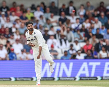Hintli Ravindra Jadeja topu 1. Rothesay Test Maçı 'nda veriyor, 3. Gün İngiltere Hindistan' a karşı Headingley Kriket Sahası, Leeds, Birleşik Krallık, 22 Haziran 2025