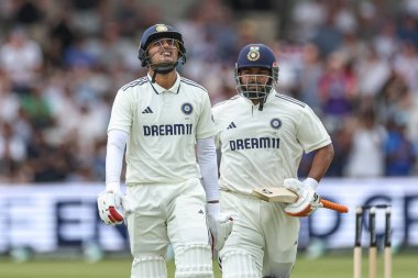 Hüzünlü Hindistan kaptanı Shubman Gill, 1. Rothesay Test Maçı 'nda İngiltere' nin Hindistan 'a açtığı Headingley Cricket Ground, Leeds, Birleşik Krallık' ta 21 Haziran 2025 'de Josh Dil tarafından yakalandıktan sonra