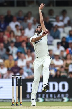 Hindistan 'dan Prasidh Krishna topu 1. Rothesay Test Maçı' nda veriyor. 2. İngiltere Hindistan 'a karşı Headingley Kriket Sahası, Leeds, İngiltere, 21 Haziran 2025