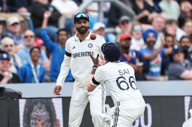 Hindistan 'dan Ravindra Jadeja topu İngiltere' den Jamie Smith 'ten aldı. Sınır çizgisini geçti ve topu Hindistan' dan Sai Sudharsan 'ın ellerine attı. Birinci Rothesay Deneme Maçı' nda, 3. günde. 