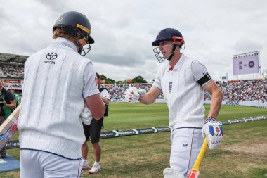 İngiltere 'den Ollie Pope ve İngiltere' den Harry Brook, 1. Rothesay Test Maçı 'nda, 3. Gün Hindistan' a karşı Headingley Kriket Sahası, Leeds, Birleşik Krallık, 22 Haziran 2025