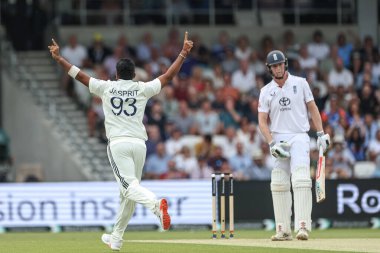 Hindistan 'dan Jasprit Bumrah İngiltere' den Zak Crawley 'in 1. Rothesay Test Maçı 2. gününde Hindistan' a karşı Headingley Kriket Sahası, Leeds, Birleşik Krallık, 21 Haziran 2025 'de ilk kalesini kutluyor.