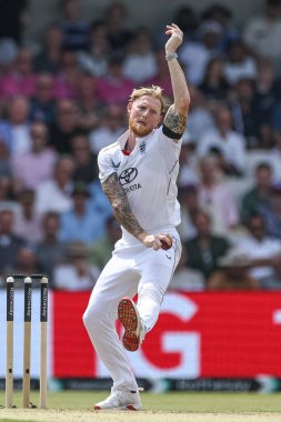 İngiltere kaptanı Ben Stokes topu 1. Rothesay Test Maçı 'nda Hindistan' a karşı Headingley Kriket Sahası, Leeds, Birleşik Krallık, 20 Haziran 2025 'te veriyor.