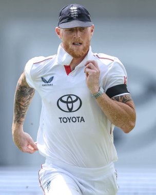 İngiltere kaptanı Ben Stokes, 1. Rothesay Deneme Maçı 'nda topu takip ediyor. İngiltere Hindistan' a karşı Headingley Kriket Sahası, Leeds, İngiltere, 20 Haziran 2025