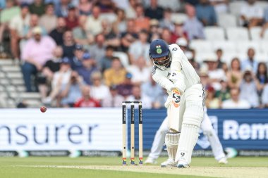 Hindistan 'dan Jasprit Bumrah topu İngiltere' den Harry Brook 'un ellerine bıraktı ve 1. Rothesay Test Maçı' nda Hindistan 'a karşı Hindistan - Headingley Kriket Sahası, Leeds, İngiltere, 21 Haziran 2025' de yakalandı.