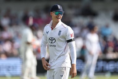 İngiltere 'den Jacob Bethell, 1. Rothesay Test Maçı' nda Hindistan 'a karşı Headingley Cricket Ground, Leeds, İngiltere, 20 Haziran 2025' te oynanan karşılaşmada sahaya güler.