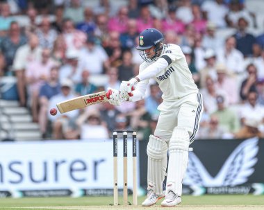 Hindistan kaptanı Shubman Gill, 1. Rothesay Test Maçı 1. Günü 'nde Hindistan' a karşı Headingley Cricket Ground, Leeds, İngiltere, 20 Haziran 2025 'de iki koşu yaptı.
