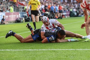 Leeds Rhinos 'tan Ryan Hall, Betfred Süper Lig' in 15. Turu 'nda St Helens - Leeds Rhinos maçında St. Helens, St Helens, İngiltere' de 20 Haziran 2025 'de oynanan deneme çizgisinden hemen önce St. Helens' li Harry Robertson tarafından ele geçirildi.