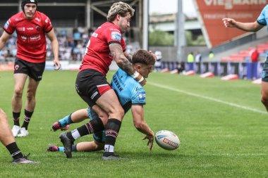 Hull FC 'den Davy Litten, Betfred Süper Lig 15. turunda Salford Red Devils Hull FC' ye karşı Salford Community Stadyumu, Eccles, Birleşik Krallık, 22 Haziran 2025 'de oynanan karşılaşmada topu deneme çizgisine attı.