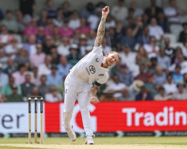 İngiltere kaptanı Ben Stokes topu 1. Rothesay Test Maçı 'nda Hindistan' a karşı Headingley Kriket Sahası, Leeds, Birleşik Krallık, 20 Haziran 2025 'te veriyor.