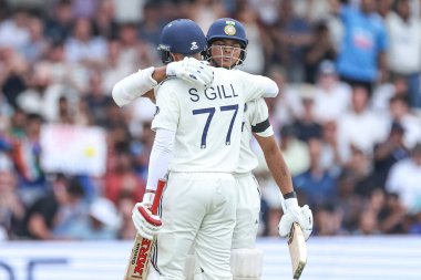 Hindistan kaptanı Shubman Gill, 1. Rothesay Test Maçı 'nda Hintli Yashasvi Jaiswal ile birlikte Hindistan' ın Headingley Cricket Ground, Leeds, İngiltere 'ye karşı 20 Haziran 2025' de yarım yüzyıl (50 koşu) kutluyor.