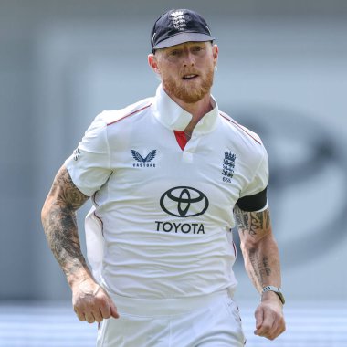 İngiltere kaptanı Ben Stokes, 1. Rothesay Deneme Maçı 'nda topu takip ediyor. İngiltere Hindistan' a karşı Headingley Kriket Sahası, Leeds, İngiltere, 20 Haziran 2025