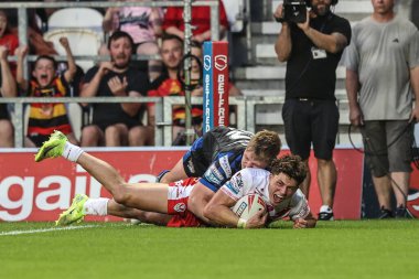 St. Helens 'ten Owen Dagnall, 20 Haziran 2025' te St Helens - Leeds Rhinos maçında Betfred Süper Ligi 'nde 12-4 öne geçmeye çalışıyor.