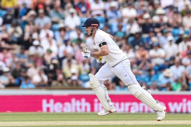 İngiltere 'den Harry Brook 1. Rothesay Deneme Maçı' nda iki koşu yaptı, 3. Gün İngiltere Hindistan 'a karşı Headingley Kriket Sahası, Leeds, Birleşik Krallık, 22 Haziran 2025