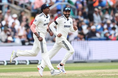 Hindistan 'dan Sai Sudharsan ve Hindistan' dan Ravindra Jadeja, 1. Rothesay Test Maçı 'nda İngiltere' den Jamie Smith 'i yakalama çabalarını kutluyorlar. 3. Gün İngiltere Hindistan' a karşı Headingley Kriket Sahası, Leeds, Birleşik Krallık, 22 Haziran 2025