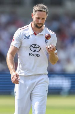 İngiliz Chris Woakes 1. Rothesay Deneme Maçı sırasında topla Hindistan 'a karşı Headingley Kriket Sahası, Leeds, İngiltere, 20 Haziran 2025